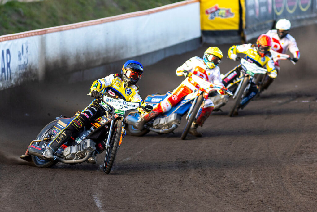 Västervik, SVERIGE - 14 maj 2024:
Västervik Jacob Thorssell Rospiggarna Antonio Lindbäck Västervik Anton Karlsson Rospiggarna Dimitri Bergé  under matchen i BAUHAUS-ligan mellan Västervik och Rospiggarna på Hejla Arena den 14 maj i Västervik
( Foto: Peter Holm / SarnehedPhoto )  Nyckelord Keywords: Speedway, BAUHAUS-ligan, Västervik, Rospiggarna