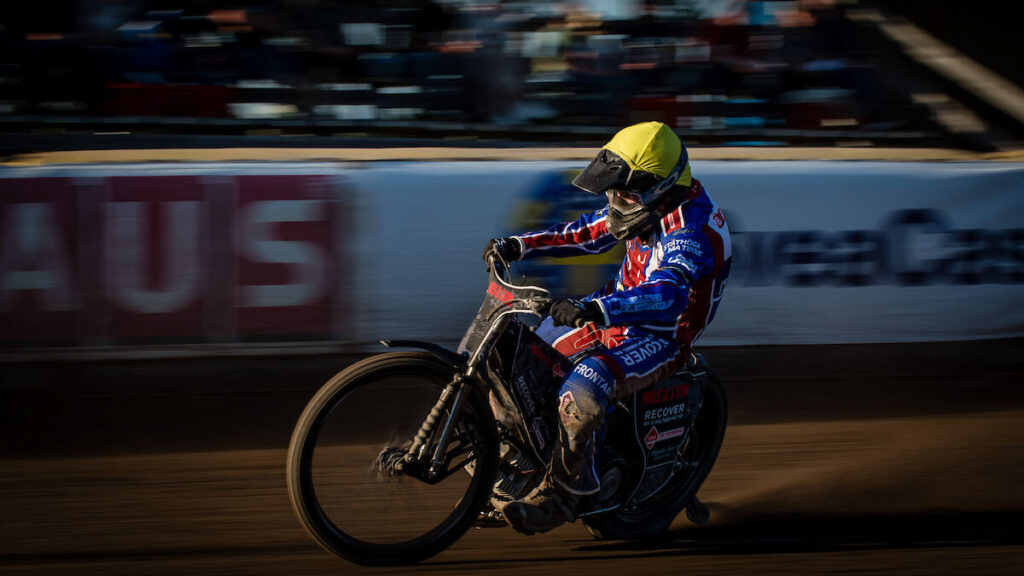 Gislaved, SVERIGE - 14 May 2024 : Vargarna Daniel Henderson under matchen i Bauhausligan mellan Lejonen och Vargarna på OnePartnerGroup Arena den 14 May i Gislaved ( Foto: Douglas Svalin / SarnehedPhoto )  Nyckelord Keywords: Speedway, Bauhausligan, Lejonen, Vargarna, ESS, Elitserien, Bauhausligan, Elitspeedway, hemmamatch, fans, publik ***Betalbild***