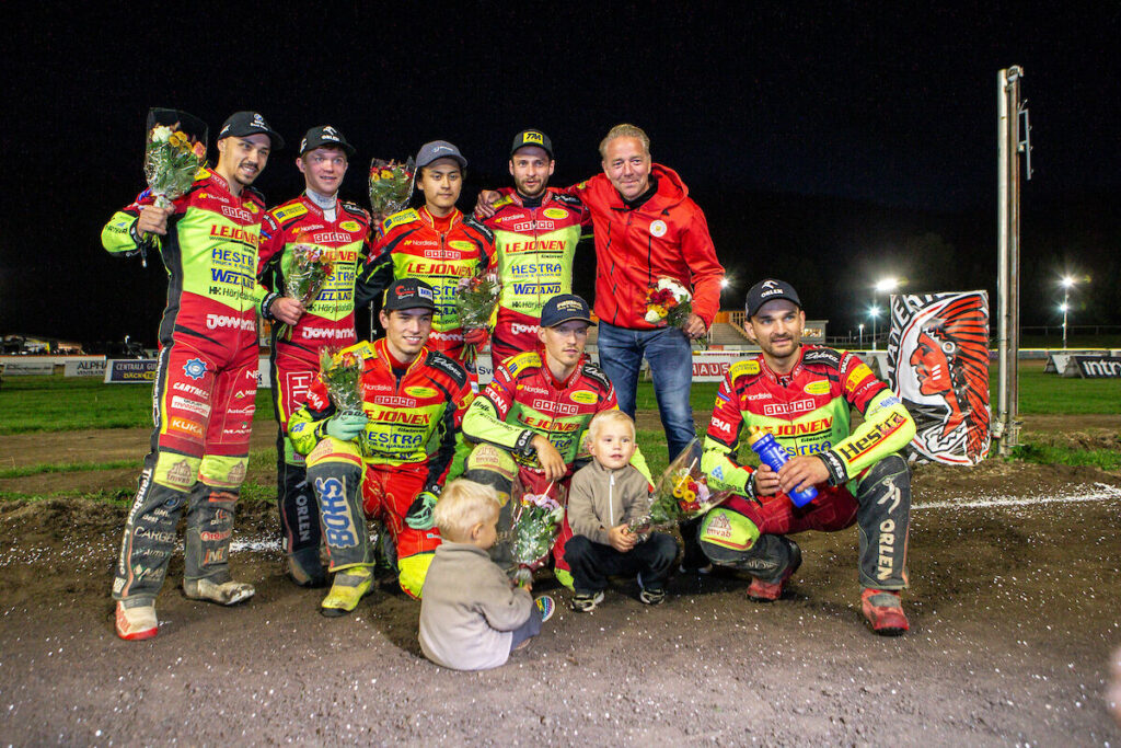 Kumla, SVERIGE - 10 September 2024 : Lagbild Lejonen. Stående från vänster; Lejonen Dominik Kubera, Lejonen Mateusz Cierniak, Lejonen Sammy Van Dyck, Lejonen Kacper Woryna och Lejonen lagledare Mikael Holmstrand. Sittande från vänster; Lejonen Casper Henriksson, Lejonen Oliver Berntzon, och Lejonen Bartosz Zmarzlik under semifinalen i Bauhausligan mellan Indianerna och Lejonen på Kumla Motorstadion den 10 September i Kumla ( Foto: Emil Särnehed / SarnehedPhoto )  Nyckelord Keywords: Speedway, Bauhausligan, Indianerna, Lejonen, ESS, Elitserien, speedway, slutspel, Elitspeedway, ***Betalbild***