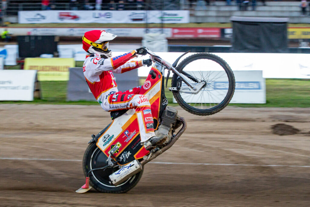 Hallstavik, SVERIGE - 13  2025 : Rospiggarnas Ryan Douglas under speedwaymatchen i Elitserien mellan Rospiggarna och Vargarna på Hisstech AB Arena den 13  i Hallstavik ( Foto: Emil Särnehed / SarnehedPhoto )  Nyckelord Keywords: Speedway, Elitserien, Rospiggarna, Vargarna, hemmamatch, publikfest ***Betalbild***