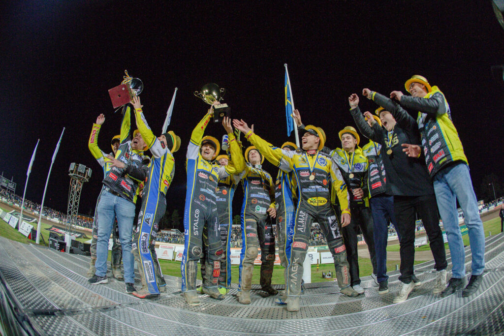 Västervik, SVERIGE - 23 september 2025 : Västerviks förarna jublar efter SM-guldet under SM-finalen i speedway mellan Västervik och Smederna på Hejla Arena den 23 september i Västervik ( Foto: Emil Särnehed / SarnehedPhoto )  Nyckelord Keywords: Speedway, SM-finalen, Västervik, Smederna, ESS, Elitserien, Elitspeedway, final, SM-guld, guld, Bauhausligan ***Betalbild***