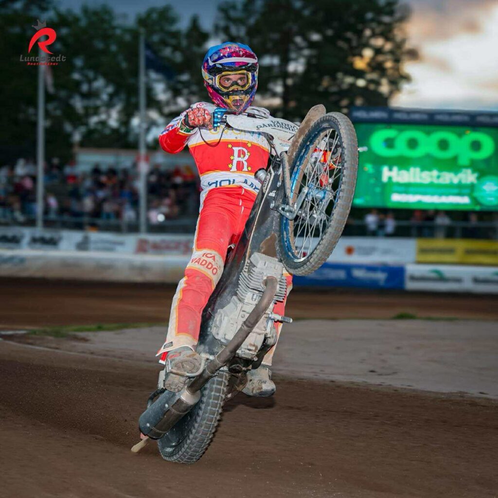 Adam Ellis blir Rospiggarna trogen